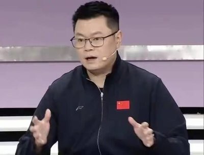 打了四十年乒乓球的侯英超，在解说亚运会男单决赛时直言没见过这阵仗。林诗栋以四比零横扫王楚钦夺冠，本该