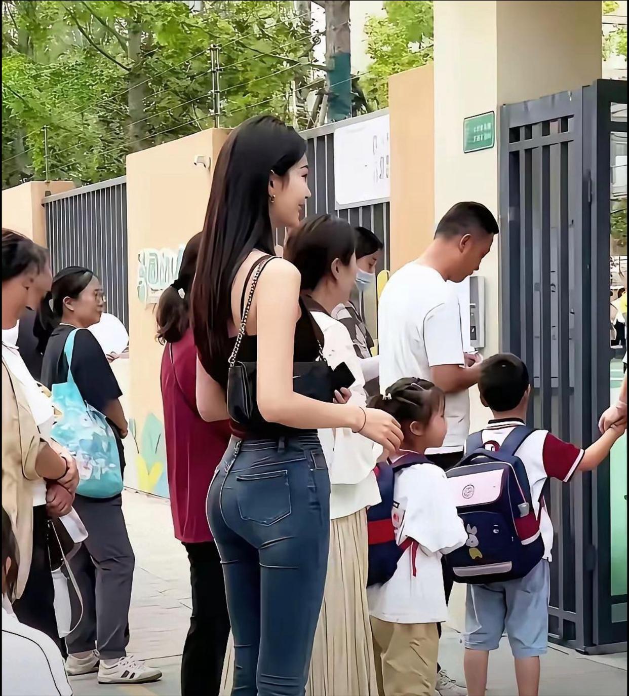 接娃放学的时候盯着校门口接娃的人群愣了好半天，现在小学生的妈妈们状态也太绝了，一