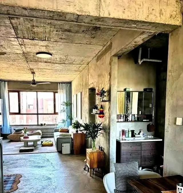 朋友买房已经8年了，没钱装修，租住在一个小地方，每月还着3000元的房贷。当年