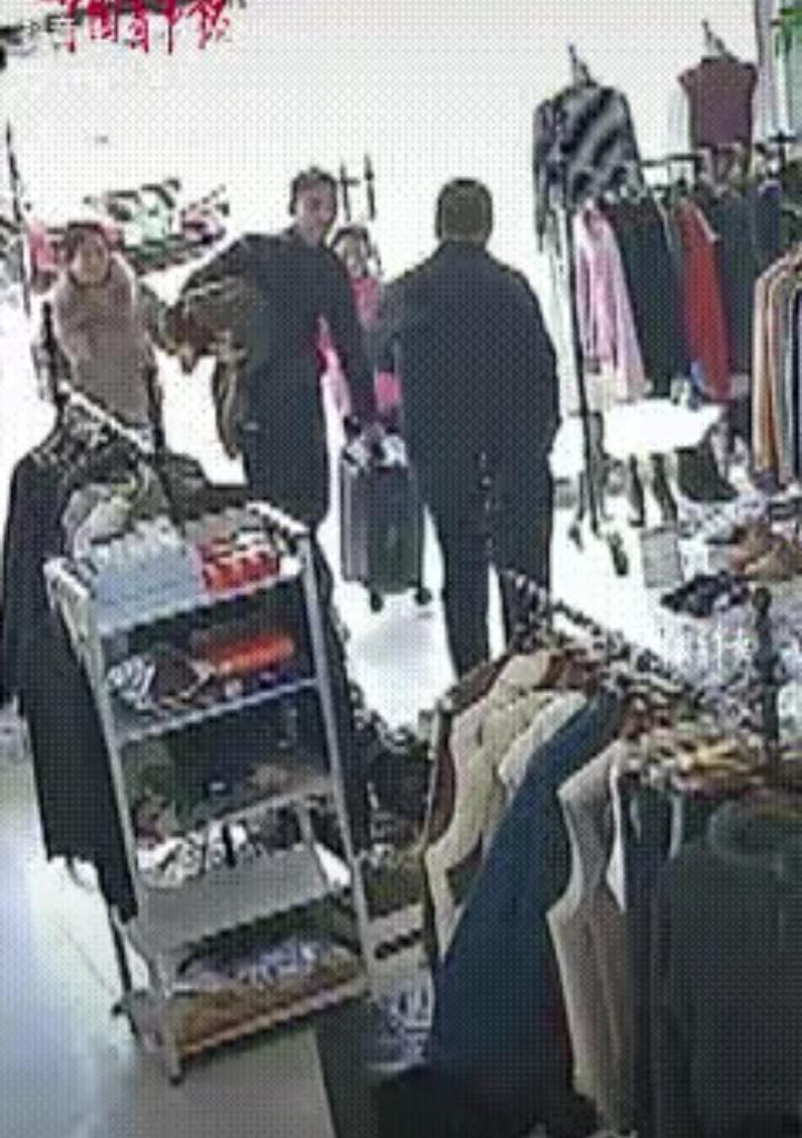3月3日，山东泰安，一名男子拖着行李箱来到一家服装店里，服装店老板以为是来买衣服