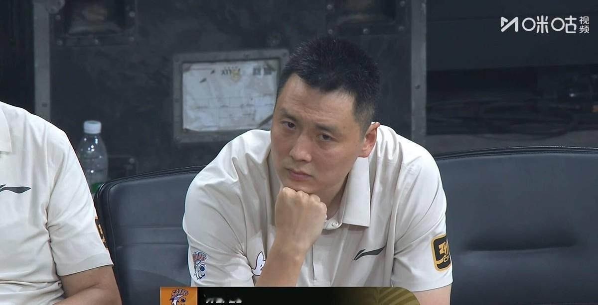 拉塞尔空降上海，联手古德温组后场双枪，上海男篮卫冕野心彻底摊牌了。这笔签约瞄准的就是队史首次连冠。可