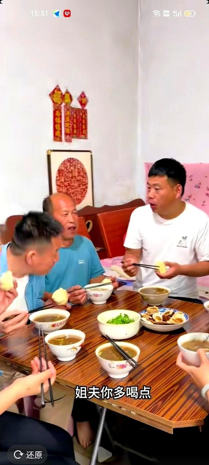 半年多没回门，霞姐两口子的车终于停在了娘家门口。车门一开，俩人下来了，两手空空