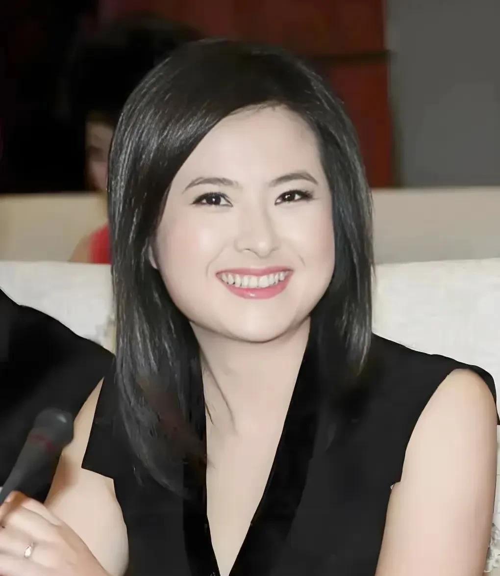 一张国泰民安脸，优雅端庄，美丽大方，才华横溢，风韵犹存，最漂亮端庄的主持人