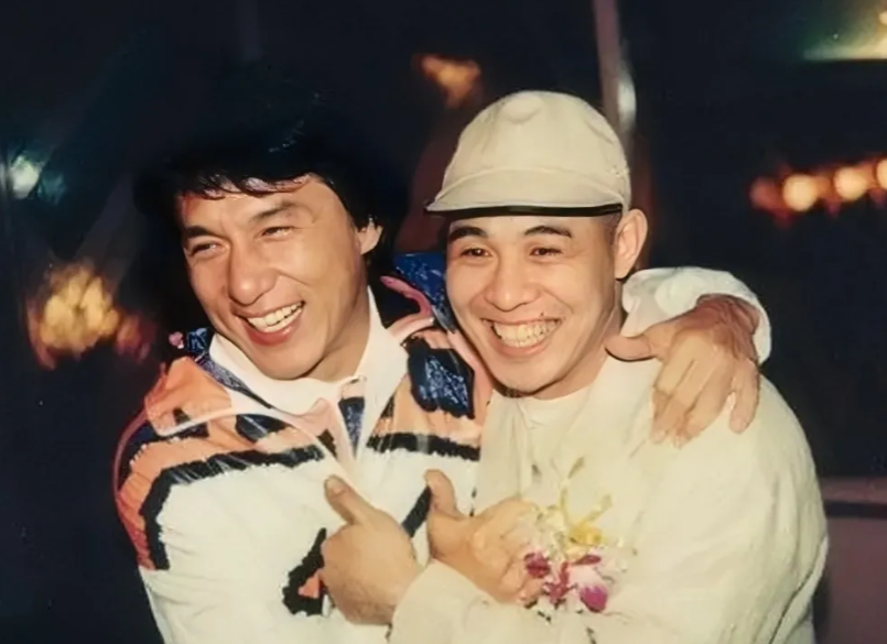 一次，杨澜问李连杰：“成龙正在选接班人，你会选择怎样的接班人？”李连杰回答说