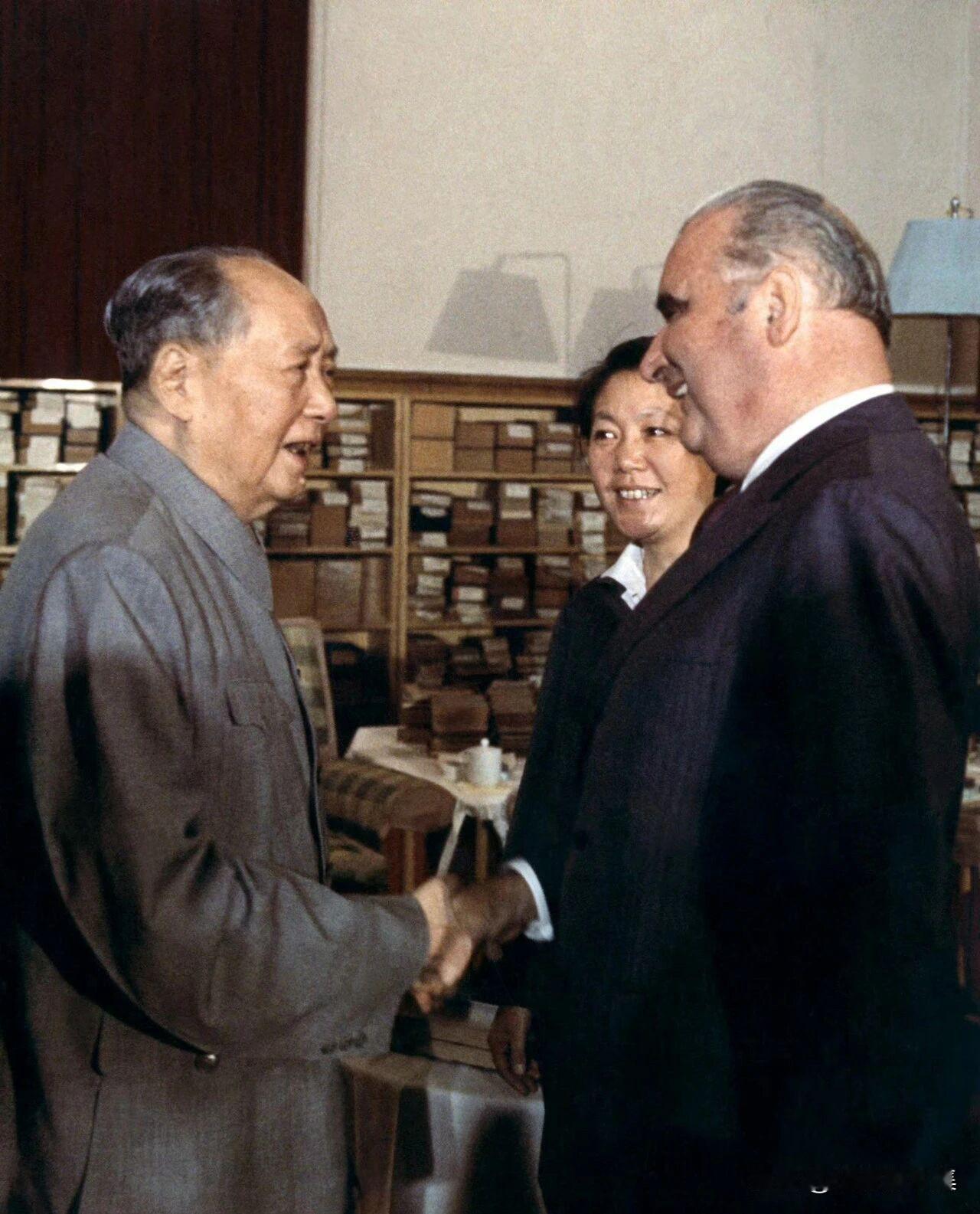 1973年9月11日，毛泽东主席在中南海书房会见蓬皮杜。毛主席表示接待规格将比接