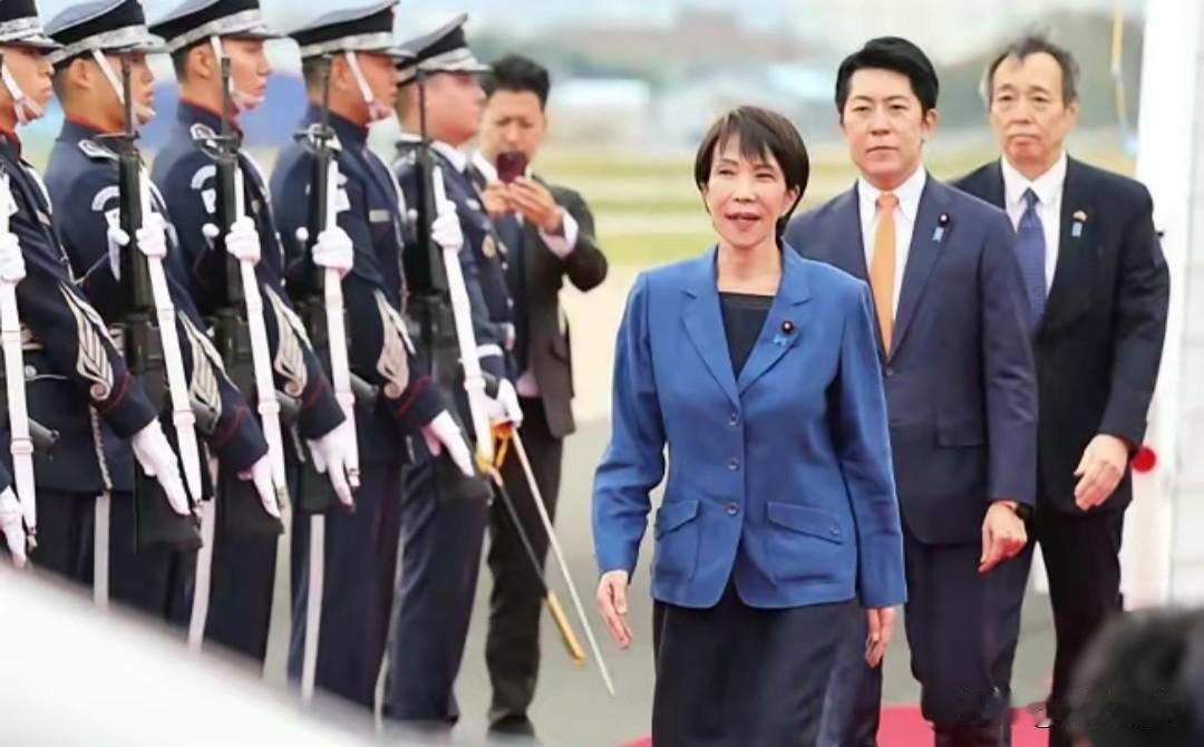 日本刚刚通告全球，不会收回涉台言论后，中方划下落弹区，禁航72小时。外交层面的反