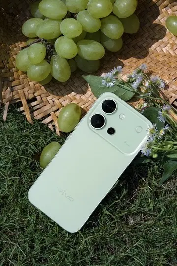 初夏遇见vivoS60。一袭初夏绿浸染机身，将盛夏山野间的清新绿意尽数...