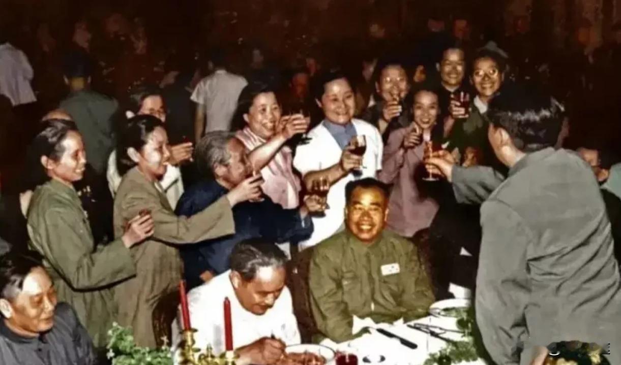 1950年，蔡畅，邓颖超等向毛主席敬酒，合影留念，永恒的回忆。毛主席很高兴，谢谢
