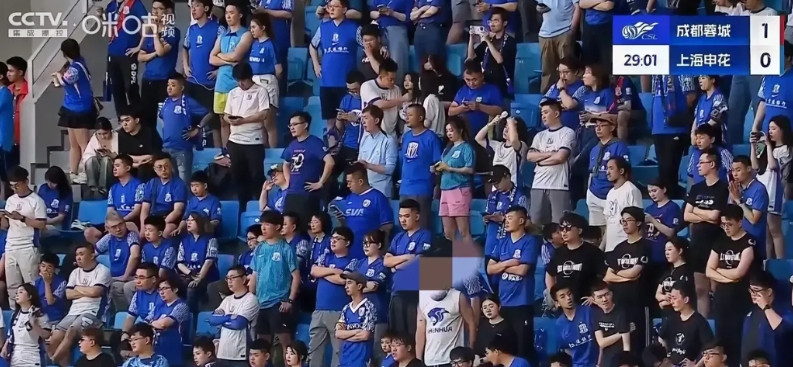 申花球迷在成都球场谩骂“武警”是“乡下人”已经属于违法行为。数段视频显示，在