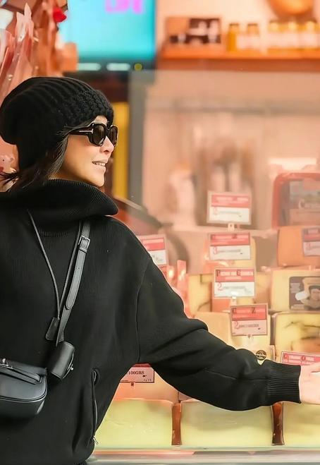 直到我看见刘嘉玲穿毛衣配牛仔裤，才恍然大悟：女人过了50岁，高级感根本不是靠“堆