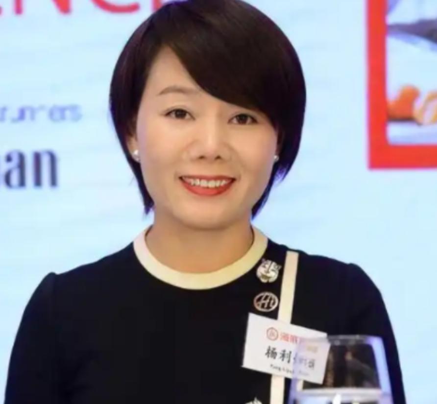 1994年，四川一女子为给哥哥还债，不惜陪伴老板24年，没想到老板后来大手一挥，