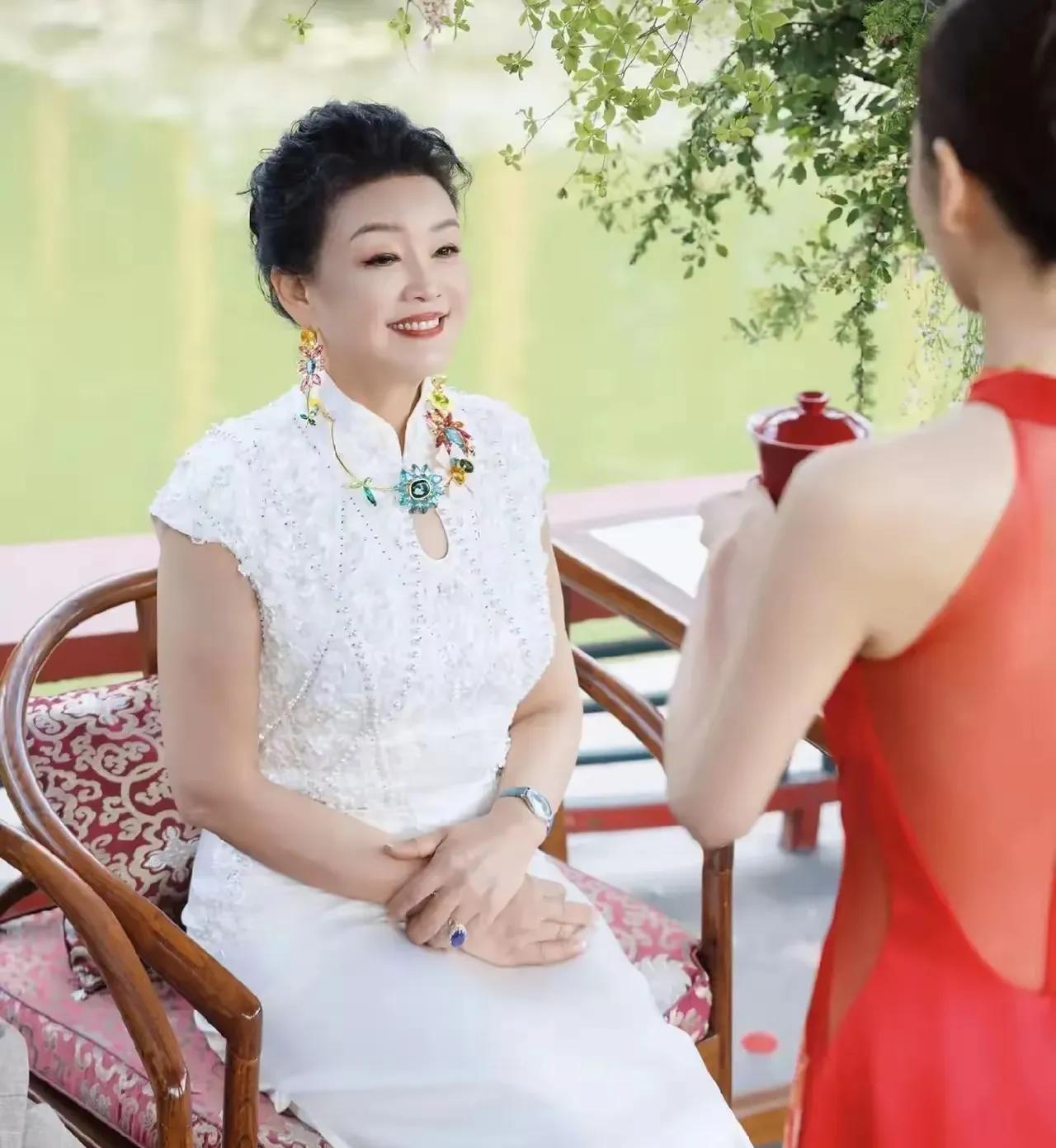 建议所有婆婆们都学学张兰吧儿子第二次大婚了按常理说婆婆们图喜庆，都会选择穿一