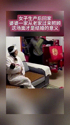 刷到这个视频时瞬间被戳中泪点画面里坐月子的儿媳裹着厚睡衣，独自抱着宝宝坐在沙