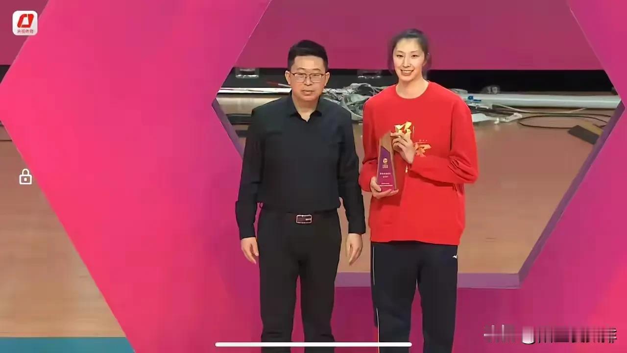 吴梦洁获得MVP！排超联赛已经结束了昨天晚上江苏女排三比一战胜上海女排已经