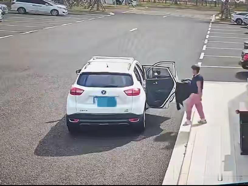 奇葩！广西一对夫妻上完厕所，竟然把公厕里的扫把和垃圾桶偷走了奇葩！广西一对夫