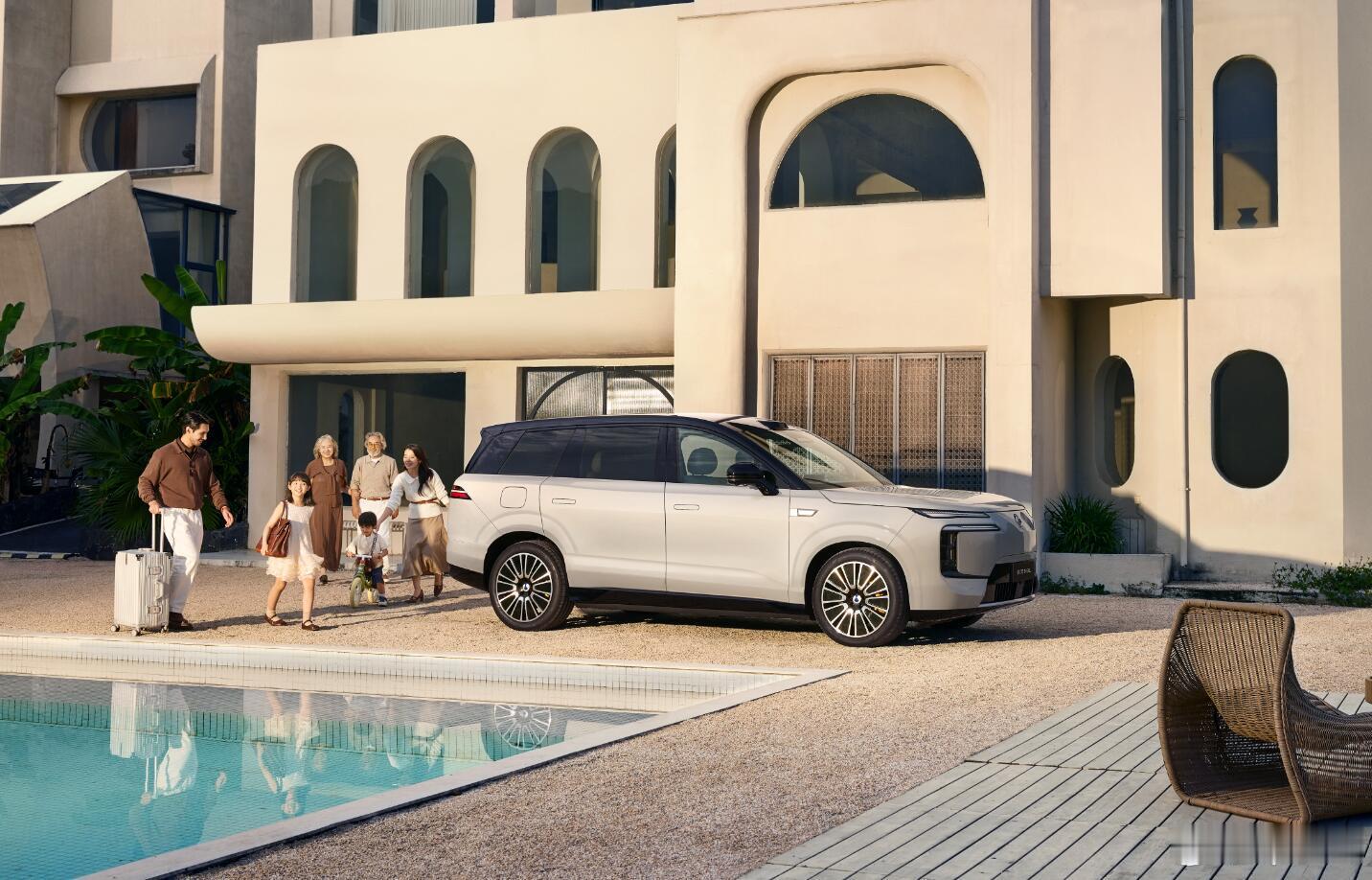 腾势N8L给出了29.98万元、32.98万元的两个版本，都是大六座布局，空间管