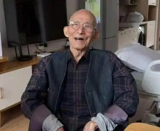 游本昌临终前主动断食断水。9月24日凌晨，93岁的他在北京家中去世，去世前两