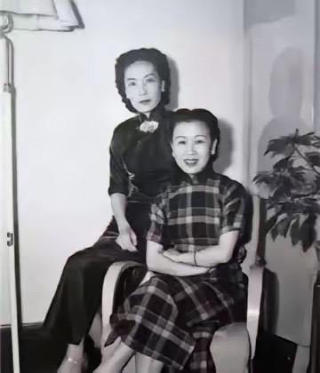 一天深夜，黄金荣的儿媳妇李志清偷偷跑进公公房间，李志清脱掉身上的衣服，小心翼翼的