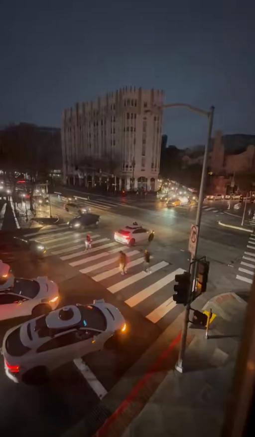 昨晚，Waymo的无人驾驶出租车遭遇了“现实版”的灾难——旧金山停电导致交通信号