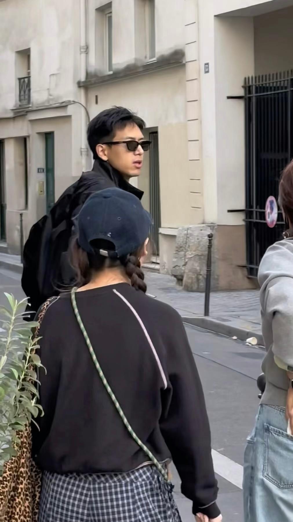 李现说自己素颜不好看网友在巴黎偶遇李现并且给他让了个座位还对李现说扯淡哈哈哈哈