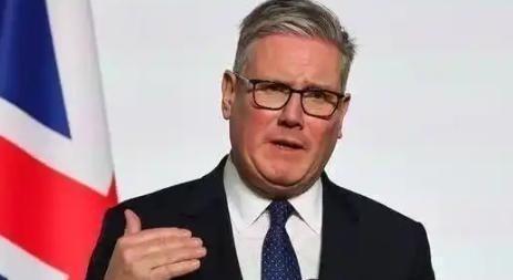英国首相一句话，直接扔向了全世界。他曾说，中国，是世界三大强国之一。这话不是私下