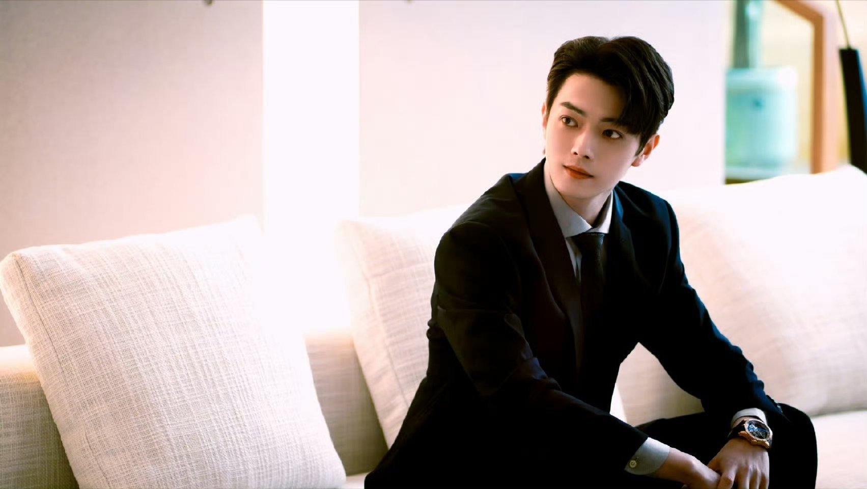 许凯现偶的神我说腻了这么伟大的脸和身材不演现偶演什么