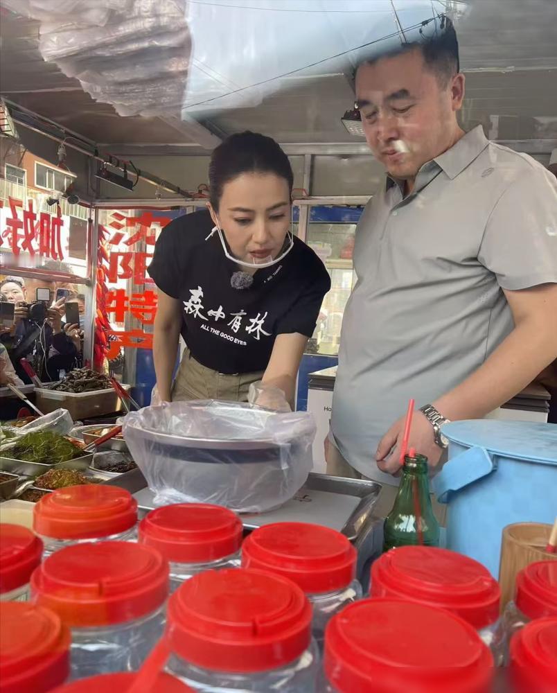 别再夸高圆圆亲民了，她跑沈阳菜市场切辣白菜，根本不是什么体验生活，背后这盘棋下得