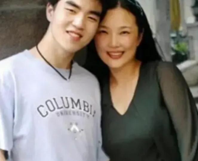 1988年，武汉一名女教师，正沉浸在新婚的生活中。没多久，她就怀孕了。不料，儿子