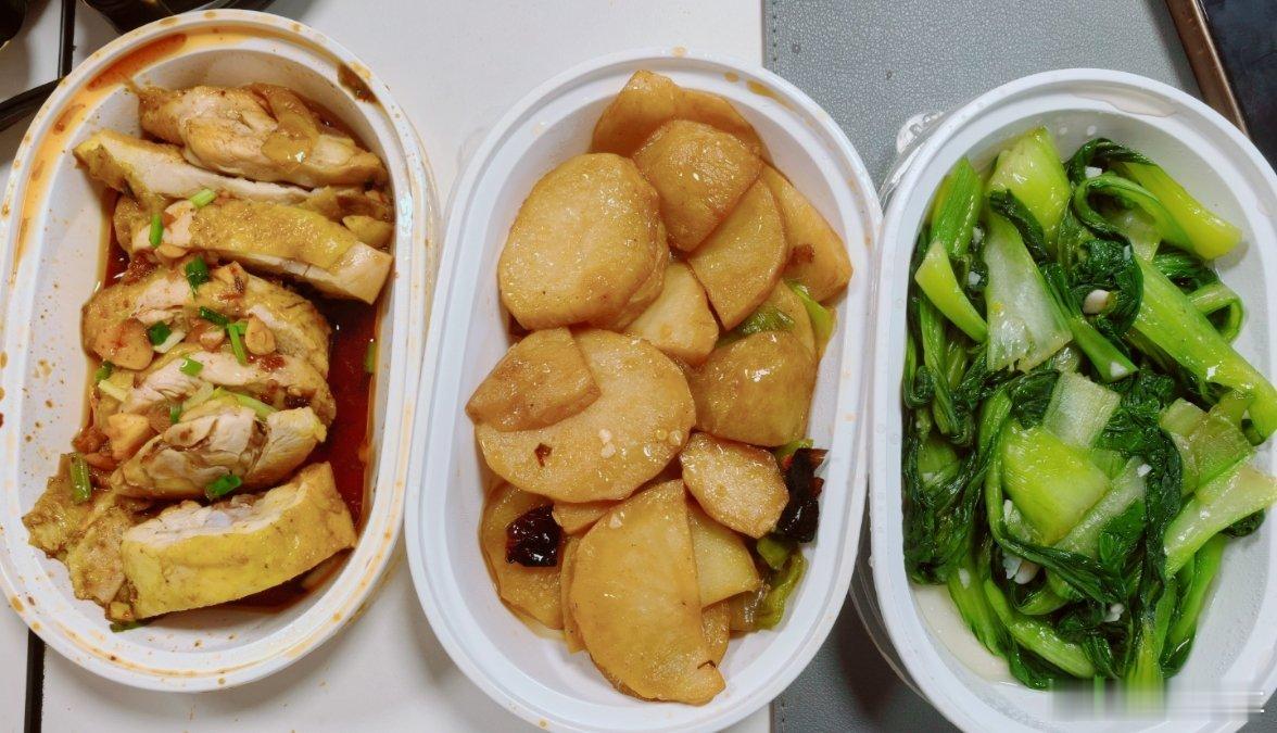 今天吃的口水鸡，干锅土豆和蒜泥青菜，但是感觉口水鸡有点不太好吃，你们都吃饭了吗？