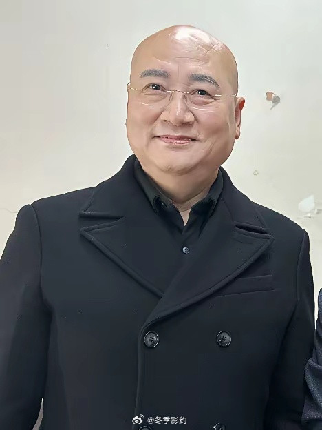 终于搞清楚了。迟重瑞之所以会一直留光头。不是显年轻，也不是为了唐僧形象，而是继子