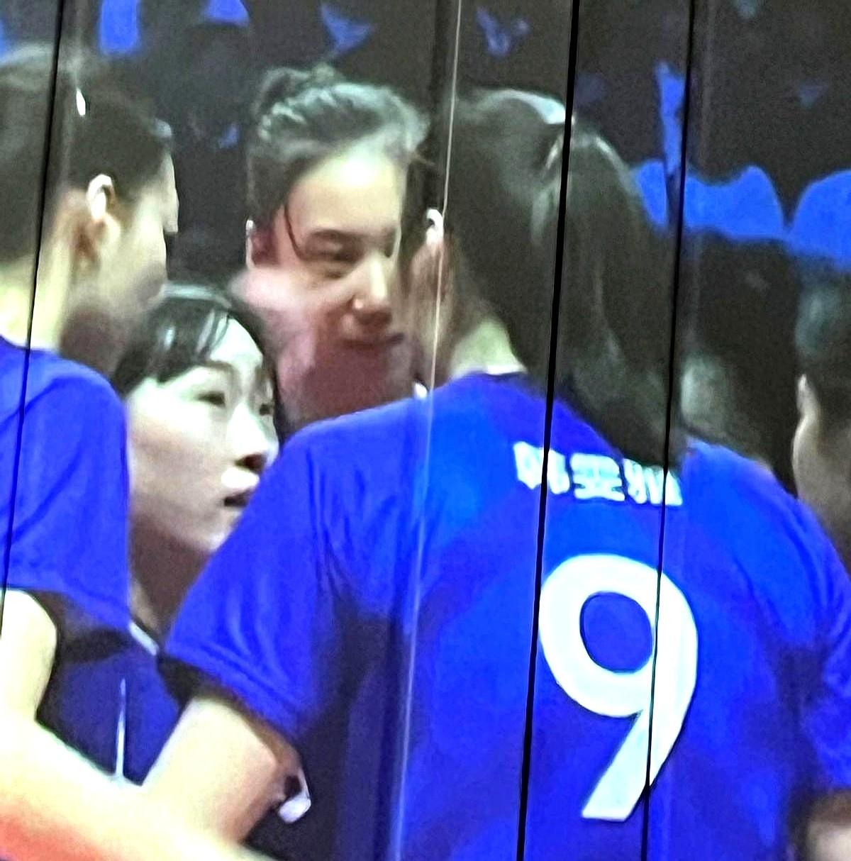 朱婷没上场，河南反而杀疯了。便服往场边一坐，比分牌差点打成电话号。韩雯雅