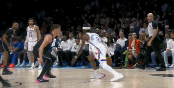 雷霆惨了，现在亚历山大真没哨了……看看这个球，亚历山大面对拉松的防守故技重施，