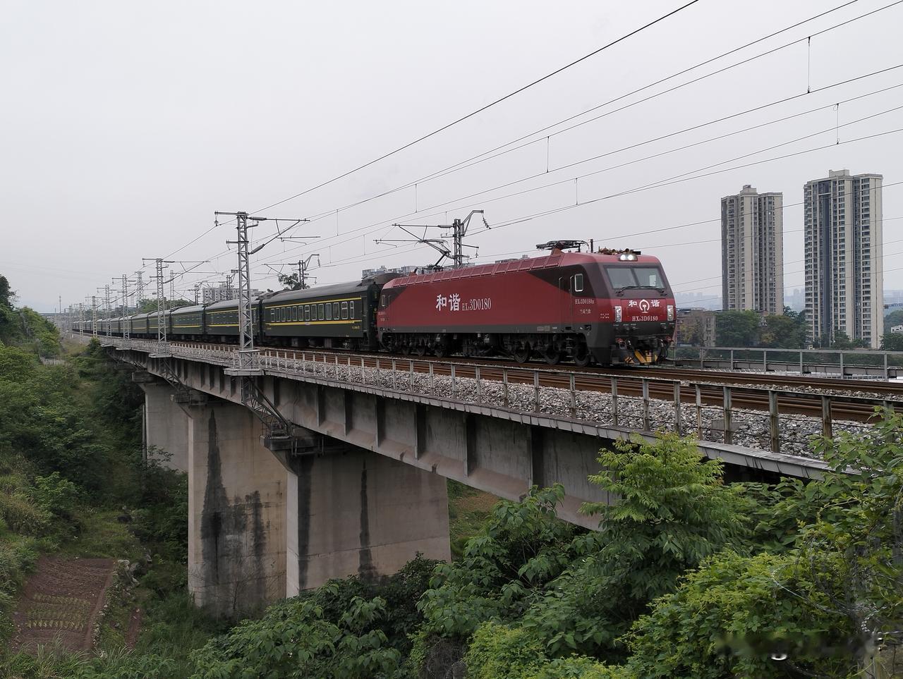 关于铁路旅客列车禁烟的问题，目前国内动车组列车（包括高铁列车以及绿色复兴号普线动