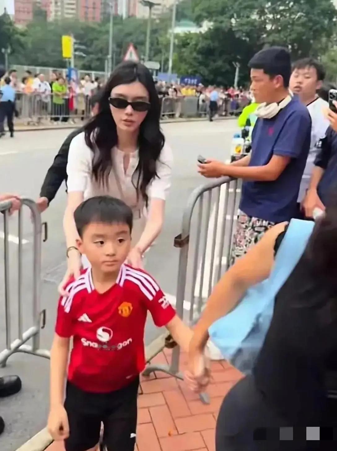 奚梦瑶与何猷君的儿子颜值真高，脸型眉眼嘴巴长得与奚梦瑶一样哈，果然儿子大概率像妈