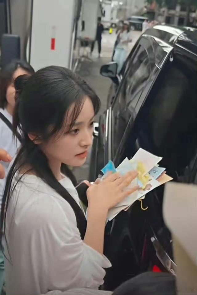 感觉沈月下一秒就要哭了好美，一看就受了委屈，虽不知道发生了什么事，但我站沈月