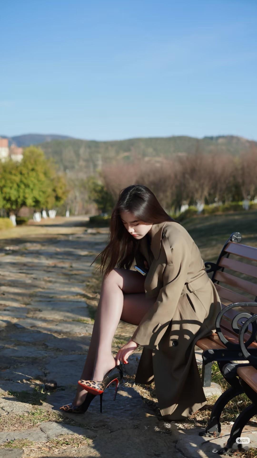 秋日氛围感秋阳正好，风也温柔。卡其色风衣衬得人愈发利落，豹纹高跟鞋是点睛