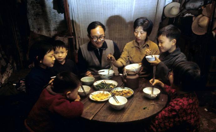 这是1980年广州一家人吃晚饭的场景。当时，这也是属于一大家子，全家七口人。大人
