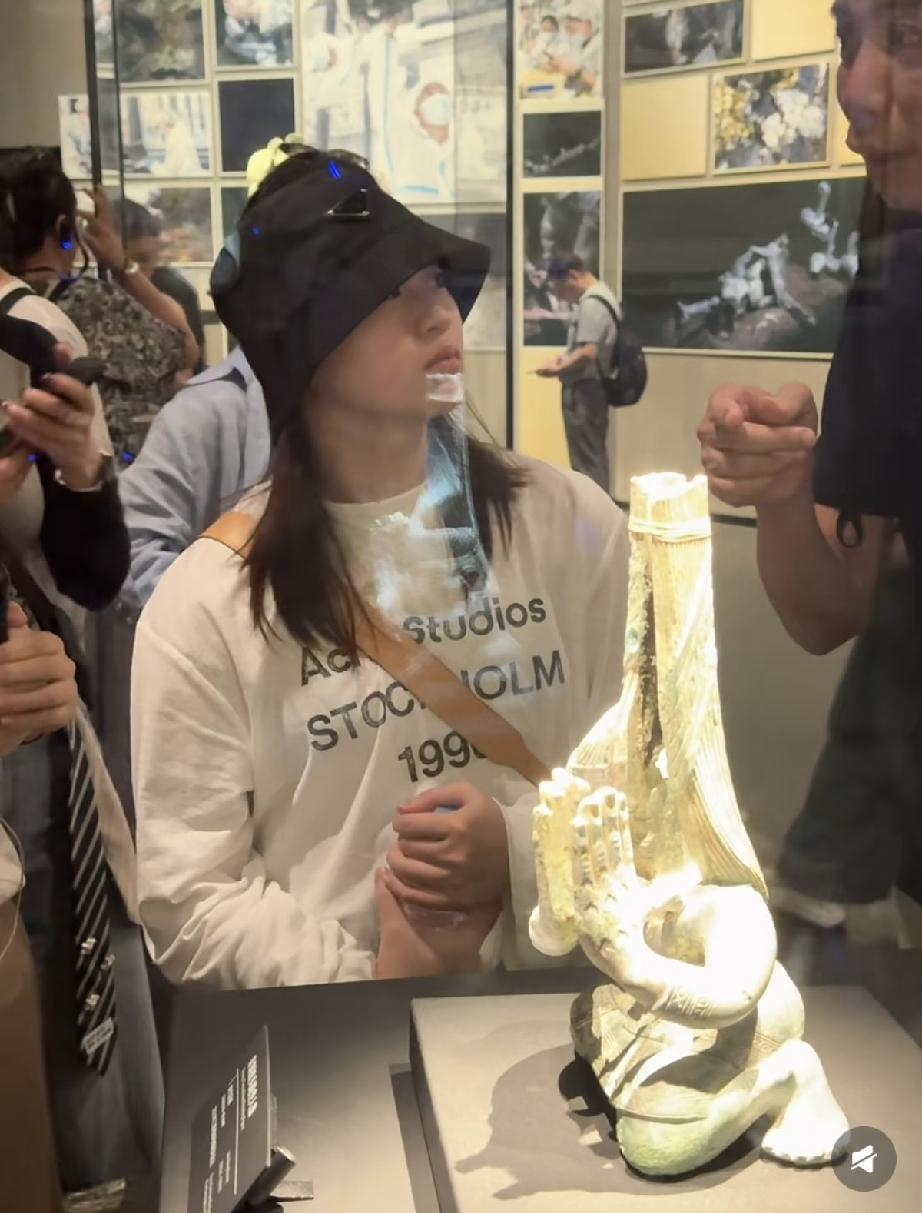 7月18日，全红婵在成都博物馆被偶遇，她穿了白色的T恤，整体看确实瘦了不少，只是