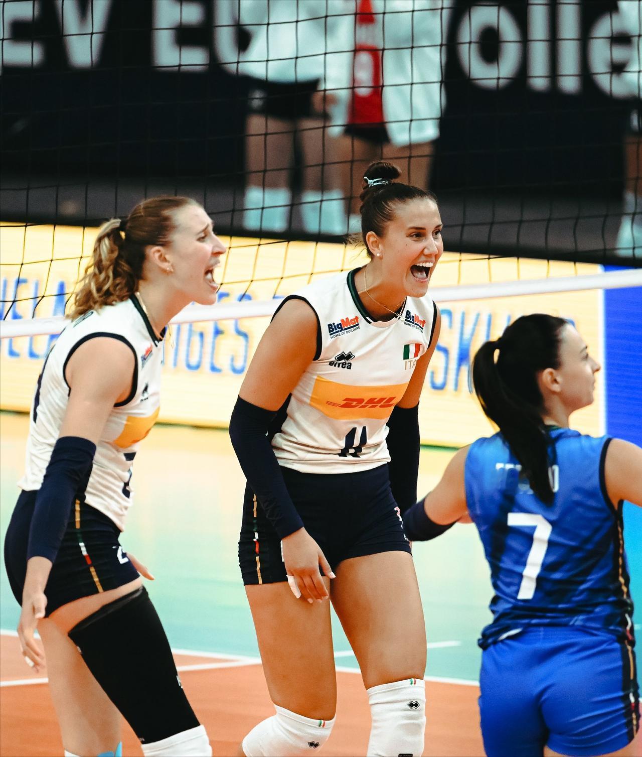 女排欧锦赛首日，意大利、土耳其和塞尔维亚都以3-0战胜各自对手。意大利派出安