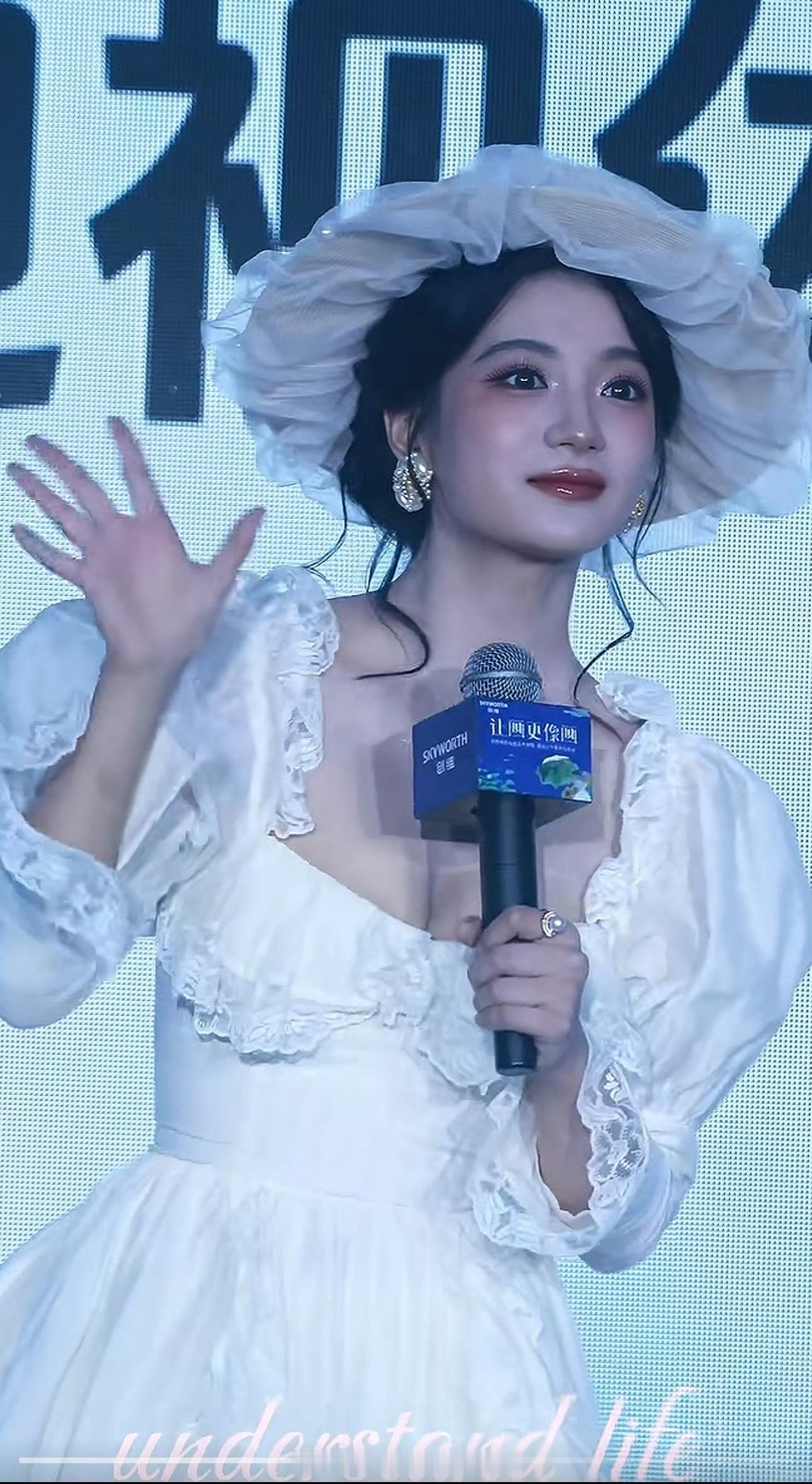 看得出张雅钦是真公主一袭白色长裙好美！像油画里走出来的贵妇人🤩​​​