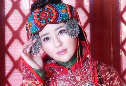 1634年，一位貌美的刚出月子的蒙古寡妇，带着部众投奔皇太极。美人和财富当前，皇