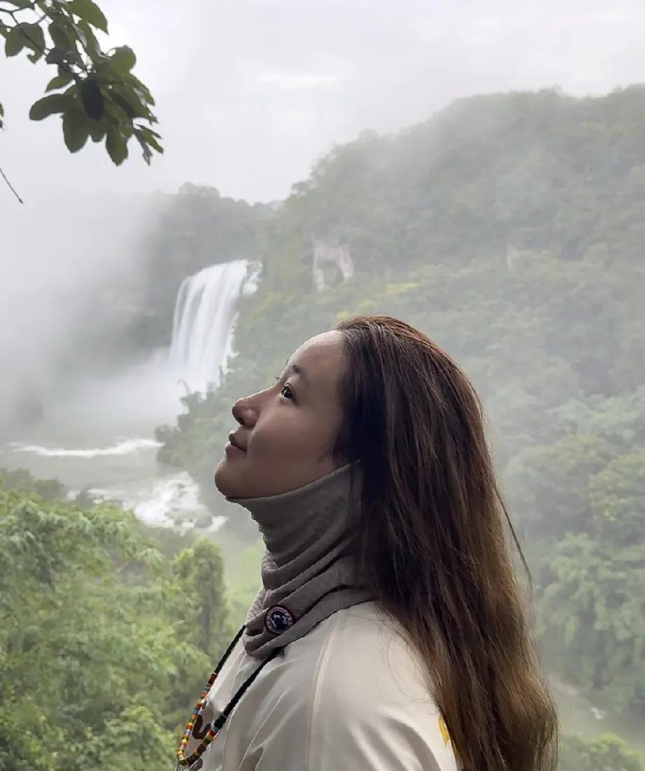 又带女朋友去看瀑布了！原本以为是锤娜丽莎答应和他在一起是看中了他的颜值。哪知