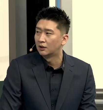 孙悦在腾讯解说时说，自己当年在北京首钢突然就被通知不让上场了，毫无征兆，自己也一