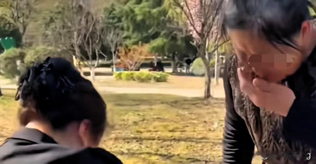 看哭了！四川宝妈谢女士路边一个举动，暖透了全网。婴儿妈妈不幸离世，爸爸不管，