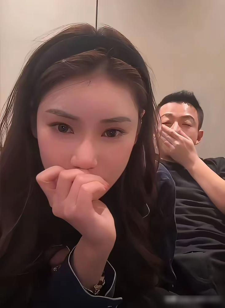 产妇红光满面开直播，身价上亿的老板却熬成眼窝深陷的男保姆。初七那天马筱梅羊