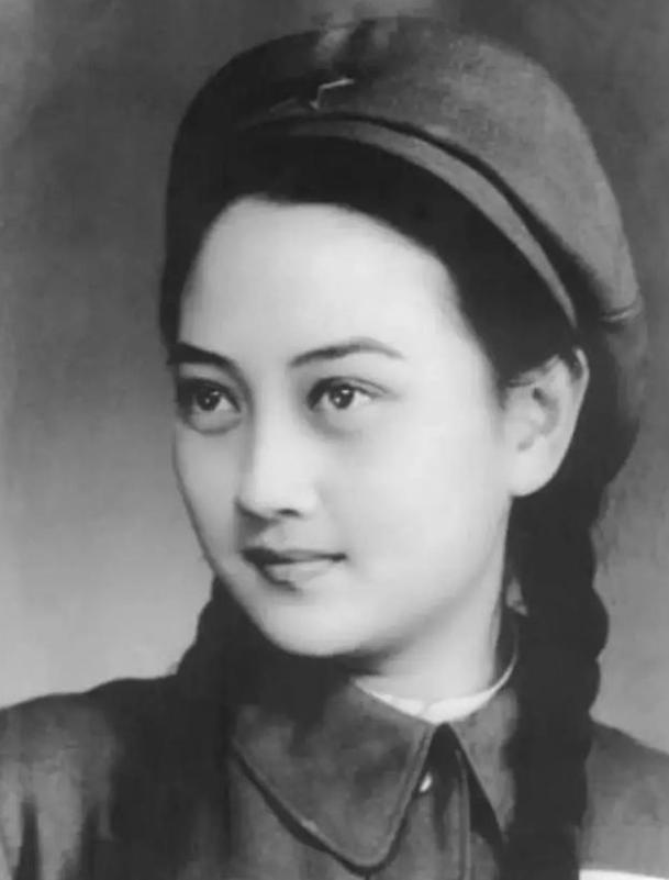 1966年，八一厂已经很乱了，当时厂里私底下流传着一句话：“男的，不如女的，老的