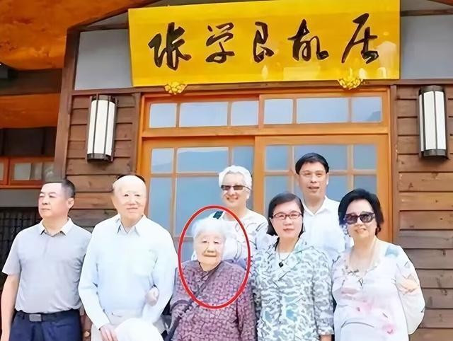 2024年8月，张学良与赵一荻之子张闾琳在美国离世，享年94岁。随着他的离去，张
