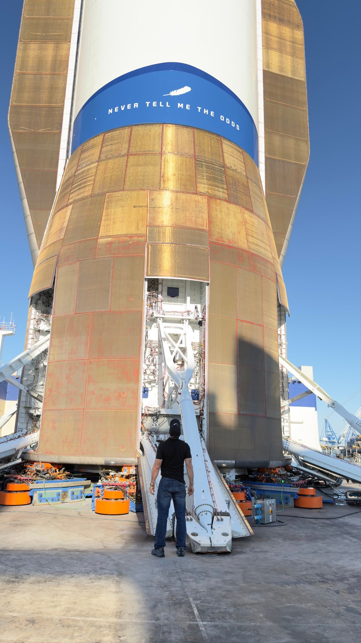 直观感受一下“新格伦”火箭芯一级着陆机构多大