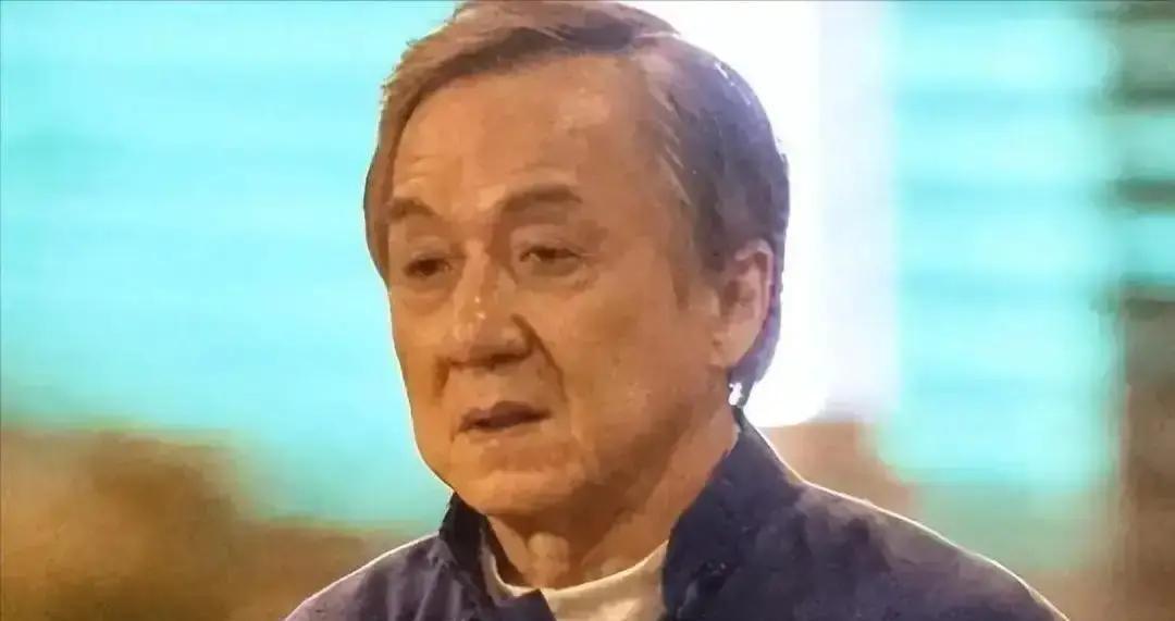 成龙公开认：亏欠两孩子上海国际电影节后台，他对着镜头说年轻时拿片场那一套管