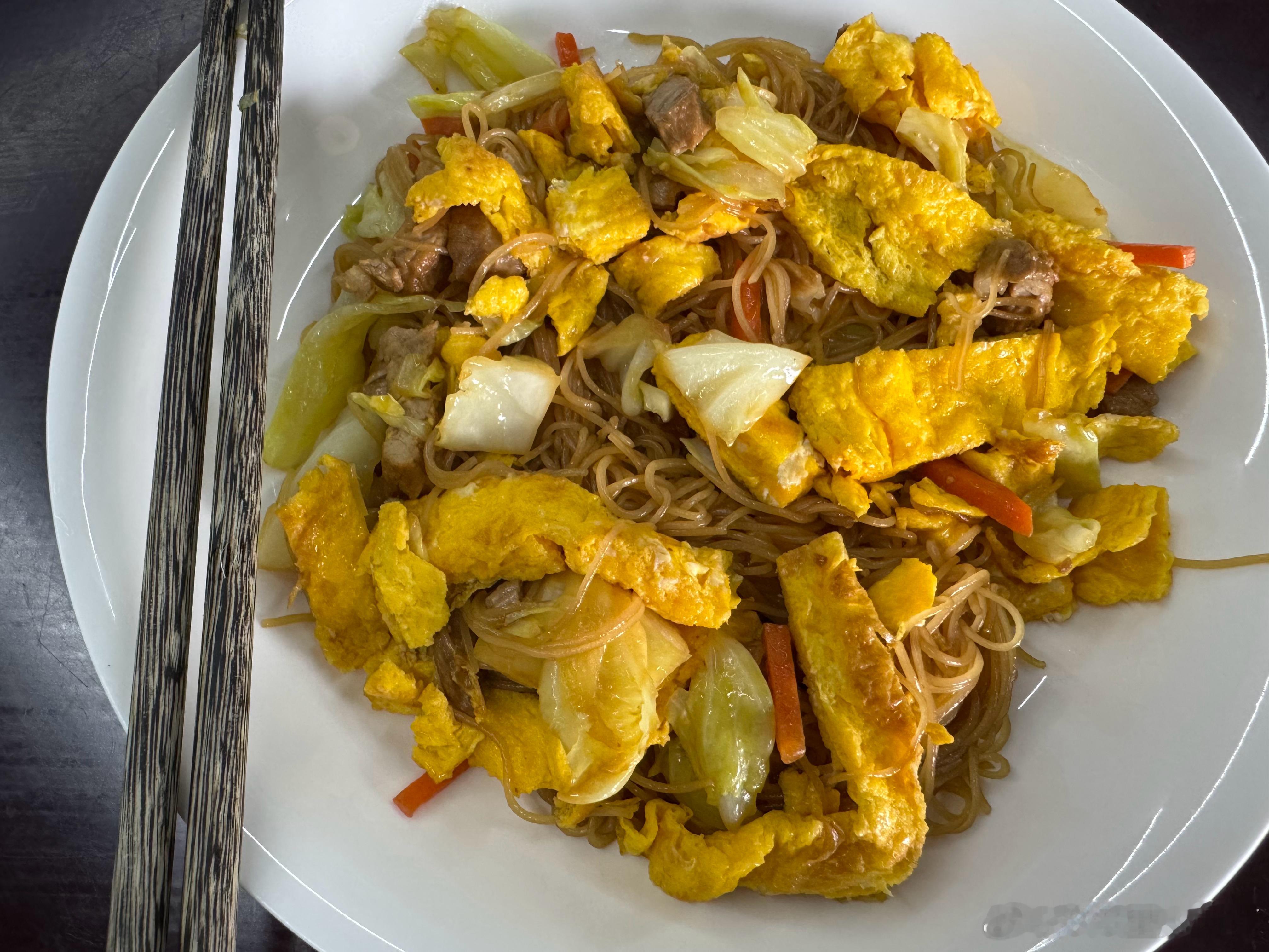 今日午饭：嵊州榨面卖相不咋地，但真的好好吃！我吃过的最好吃的面永远是我自己做的面